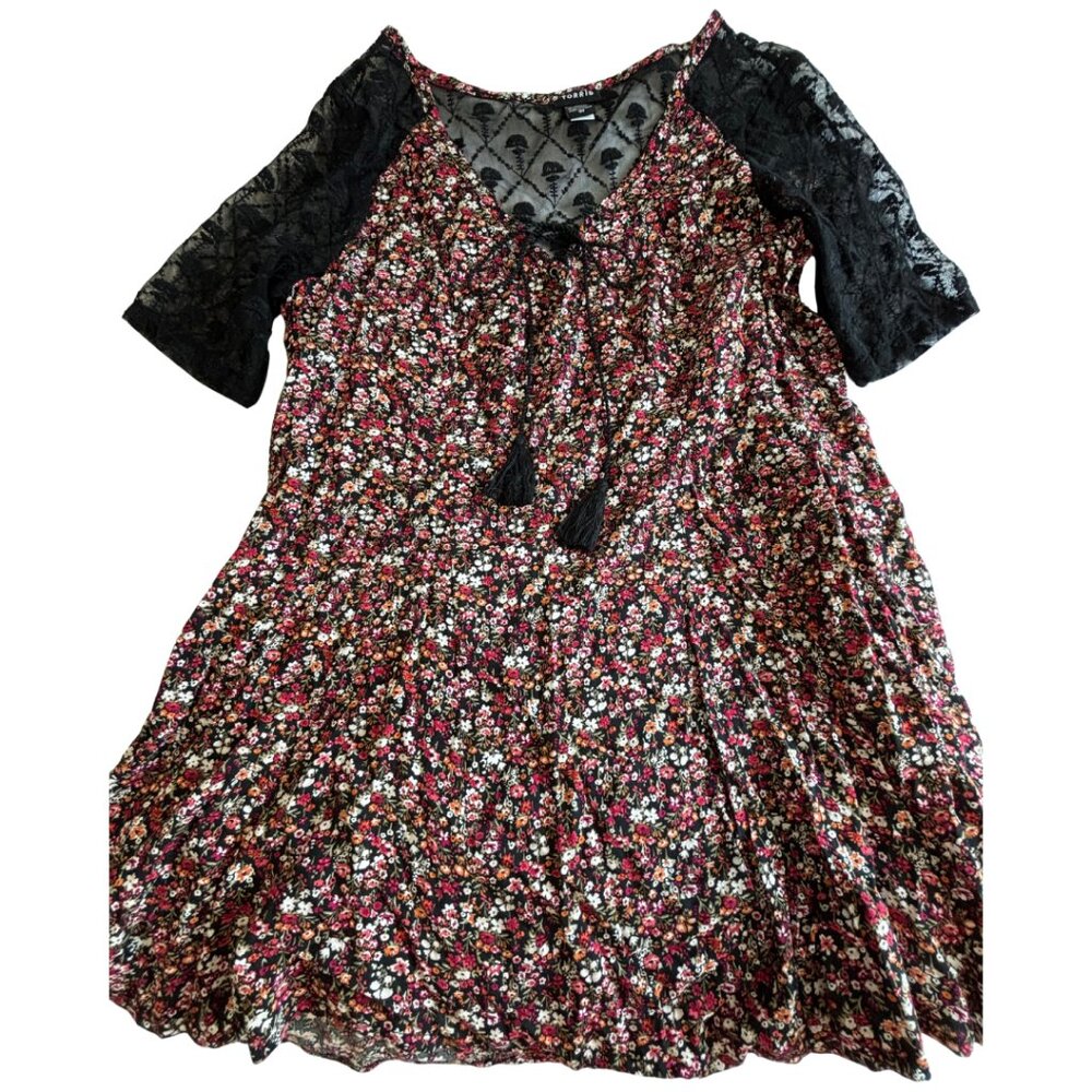 Torrid floral top with black lace and tie size 00